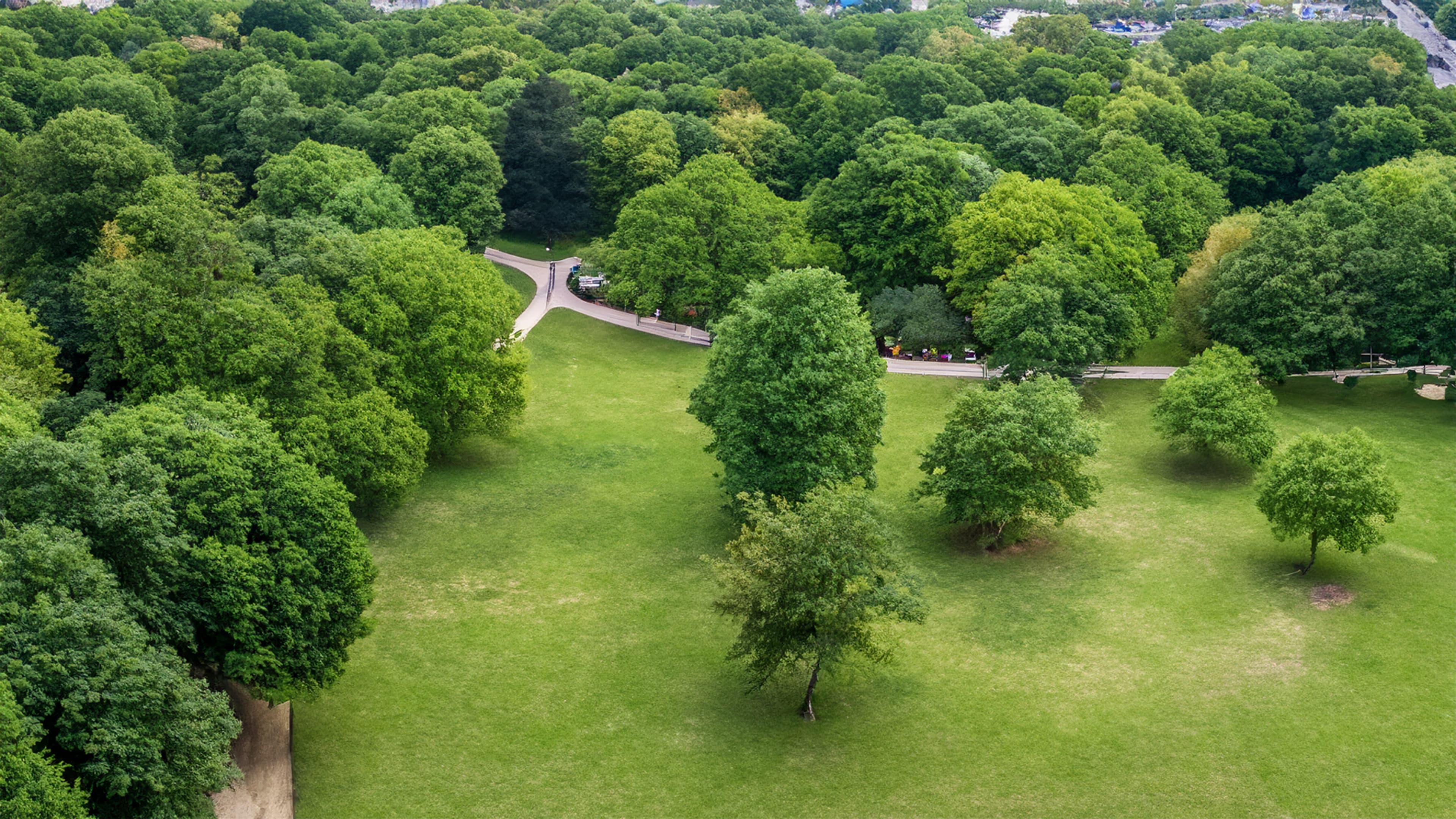 Mer rörelse i parker – Se hur Piffl aktiverar staden Drönarbild över en park med grönområden där Piffls aktivitetsboxar kan aktivera människor