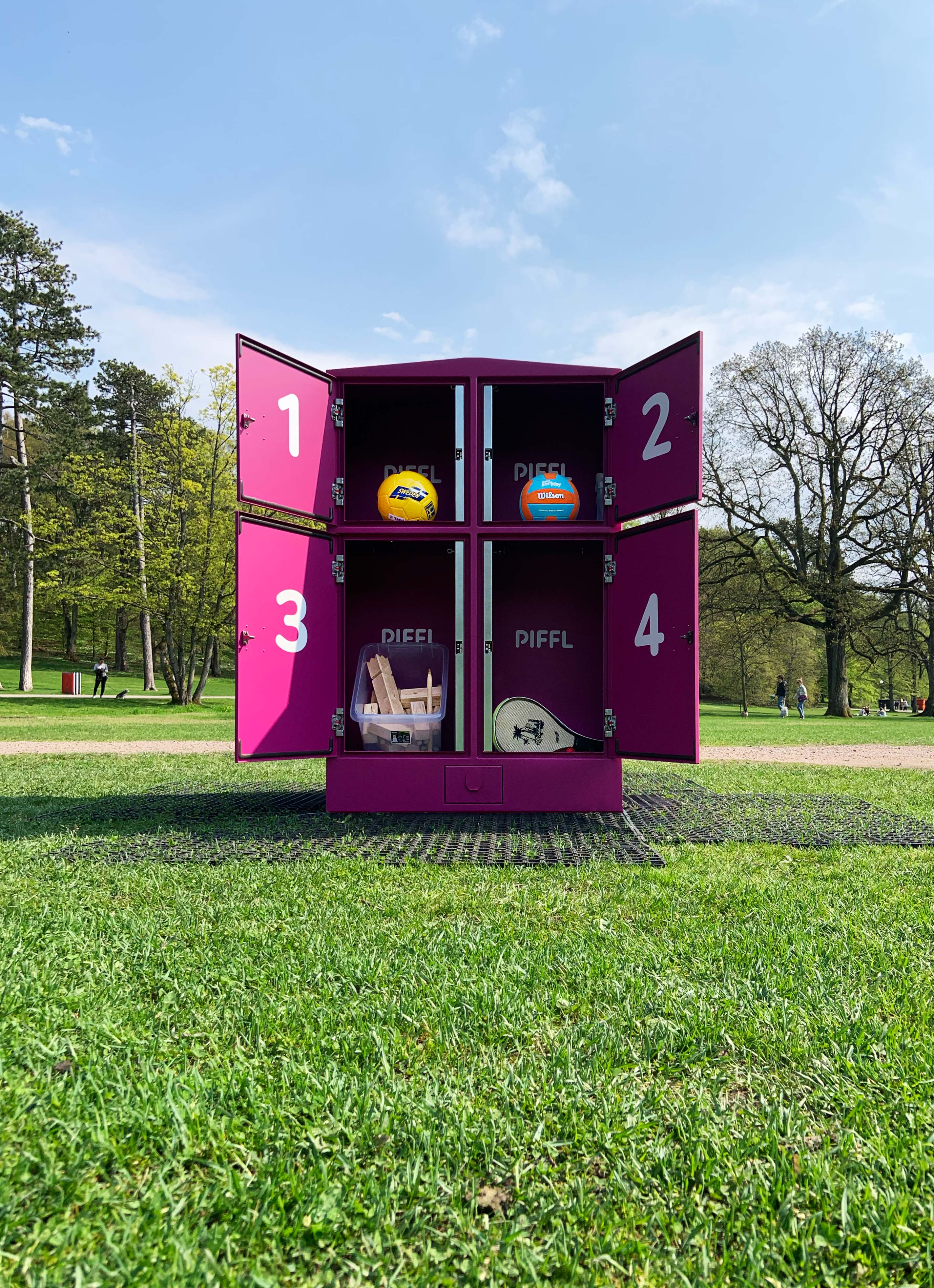 Evening Basketball – Play whenever you want with Piffl's activity boxes A man playing basketball on an illuminated basketball court late in the evening